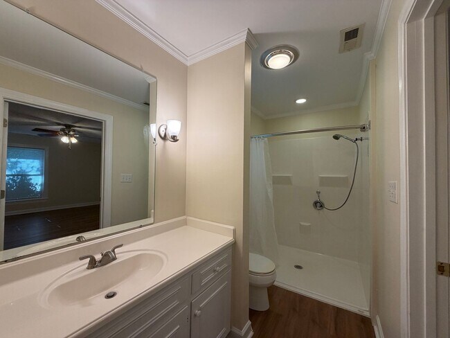 Building Photo - 124 Rock Creek Dr S