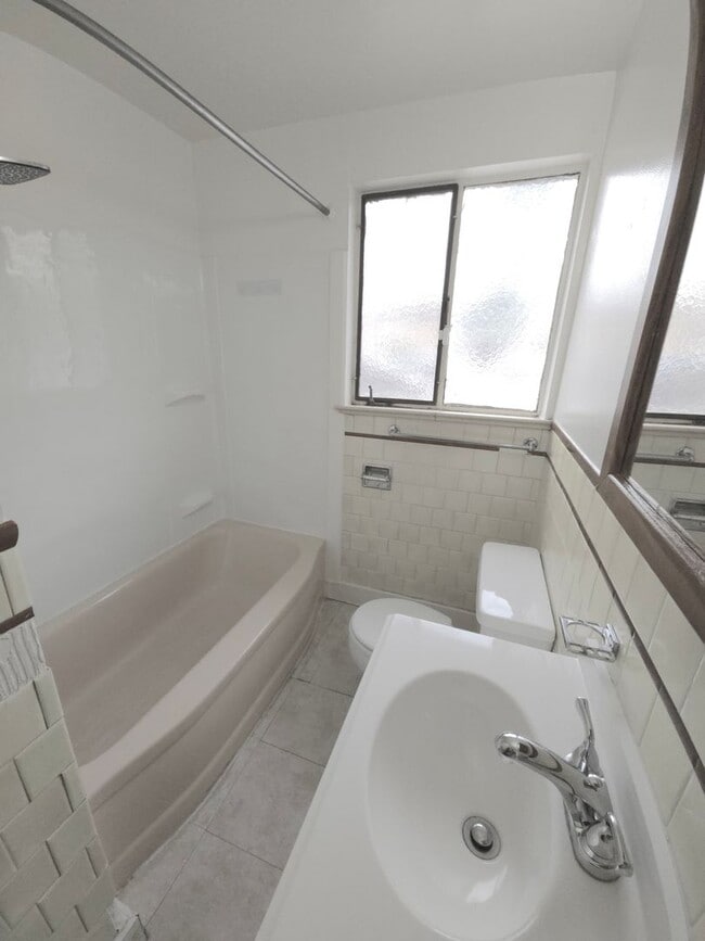 Building Photo - Bright Two Bedroom in University District-...