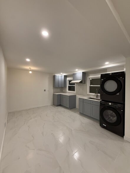 Building Photo - 476 Willow Rd W