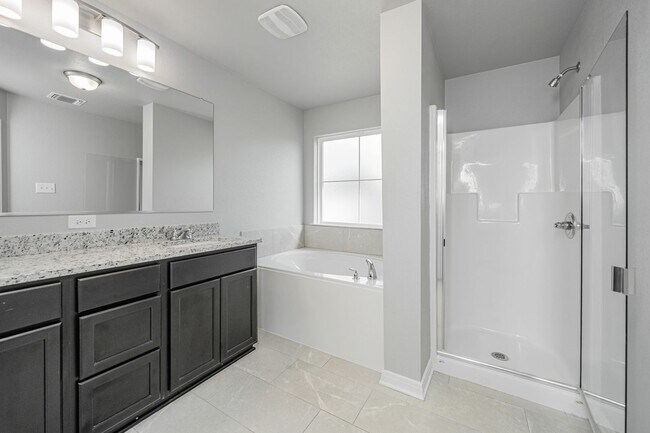 Building Photo - 521 Fallbrook Dr