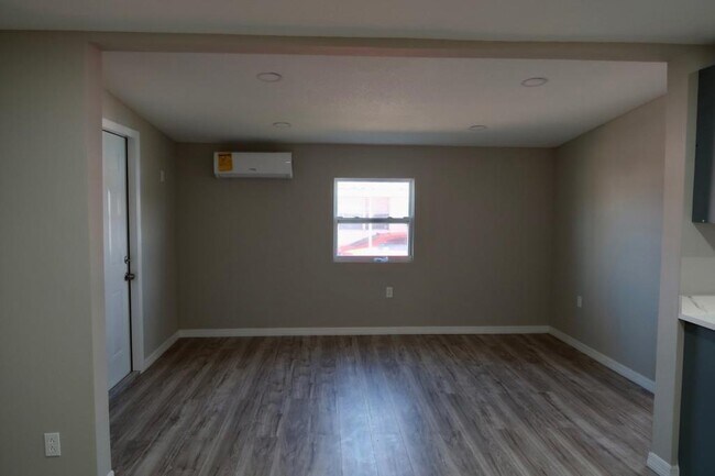Building Photo - 410 Suwanee Dr