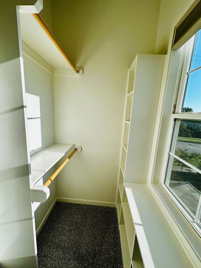 Building Photo - {1095} Modern Townhome Available Immediate...