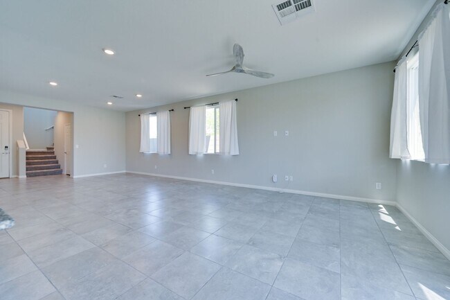 Building Photo - NW!! Solar!!  Gated!!  Bed and bath downst...