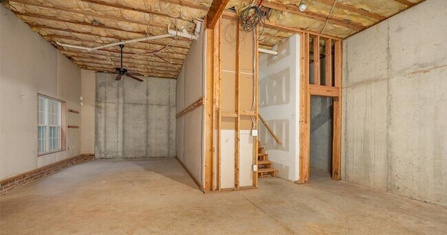 Building Photo - Ready to show!