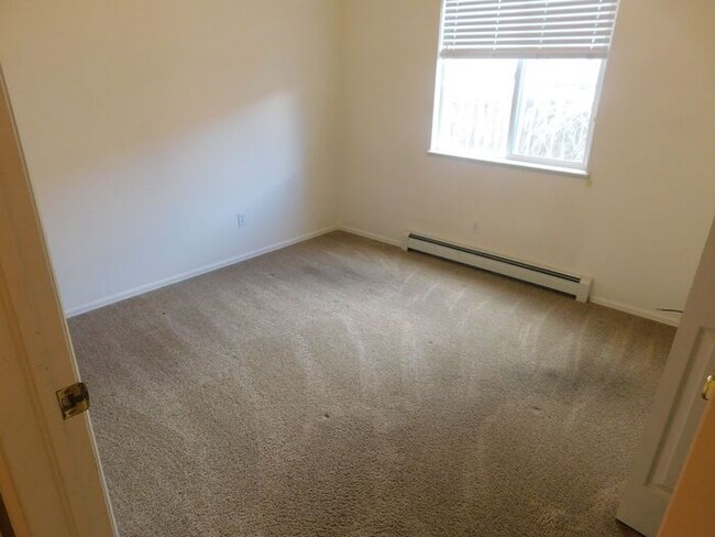 Building Photo - 3 bedroom home with fenced yard and garage...