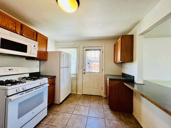 Building Photo - $0 DEPOSIT OPTION. CLASSIC CHARACTER MEETS COMFORT: 2-BED, 1-BATH IN AN INVITING TRIPLEX