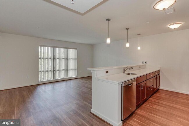 Building Photo - 905 N Arlington Blvd