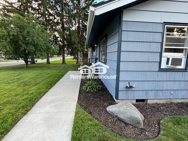 Building Photo - Clean, Quiet, and Updated – 3BR Bloomingto...