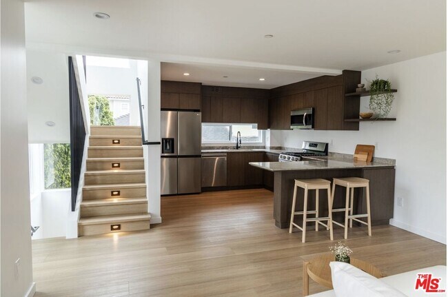 Building Photo - 843 Mariposa Ave