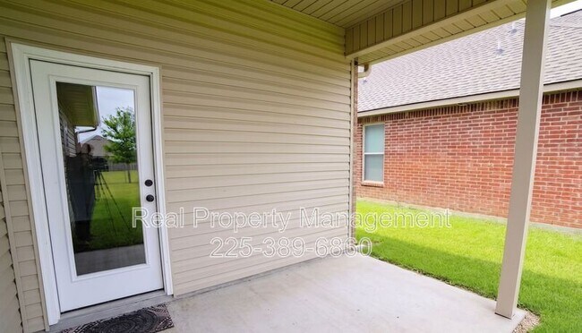 Building Photo - 1870 Oakwood Dr