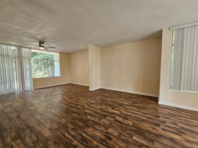 Building Photo - 6 Bedroom/3 Bath home in Black Acres