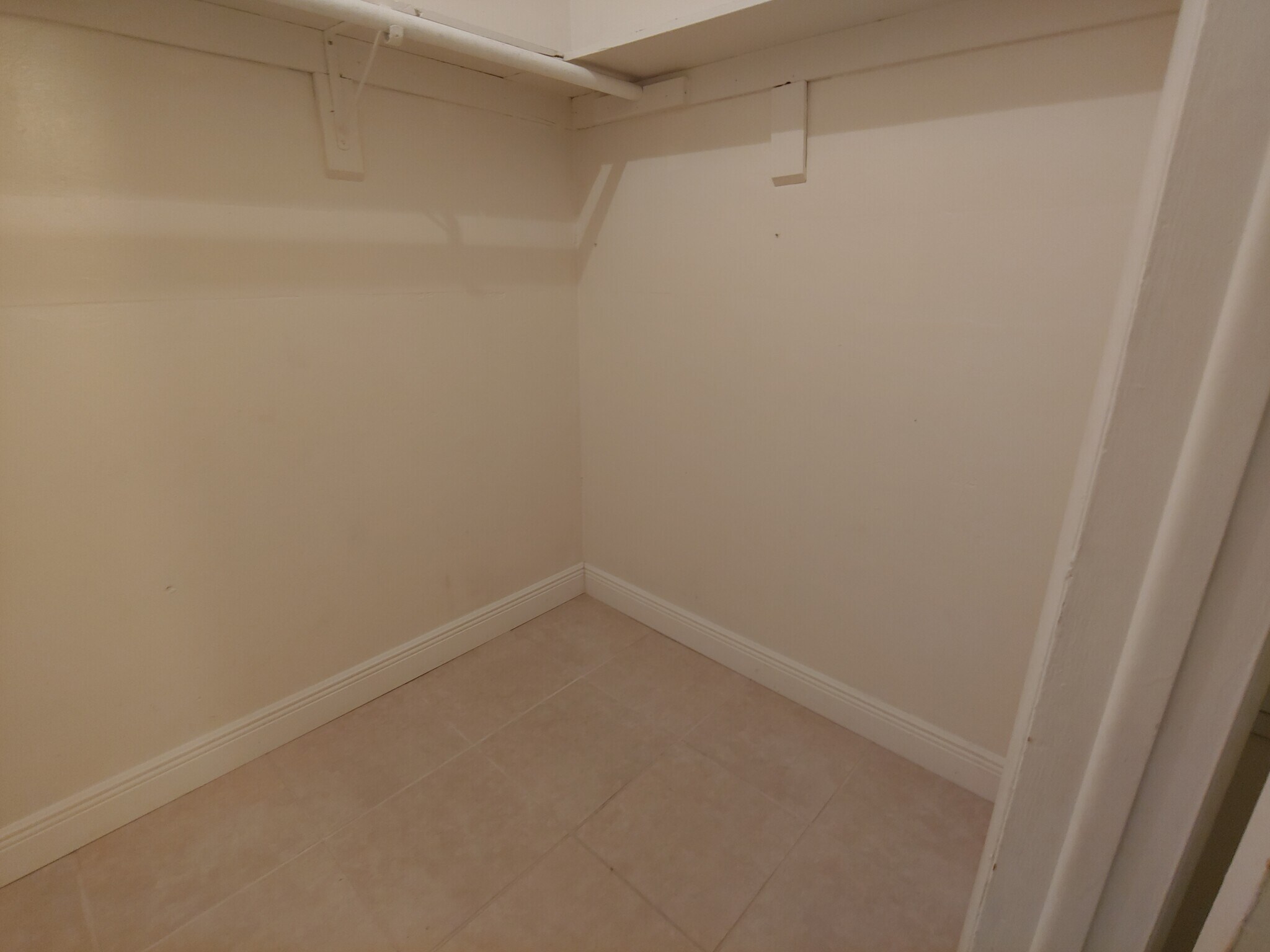 Building Photo - 1305 W 53rd St
