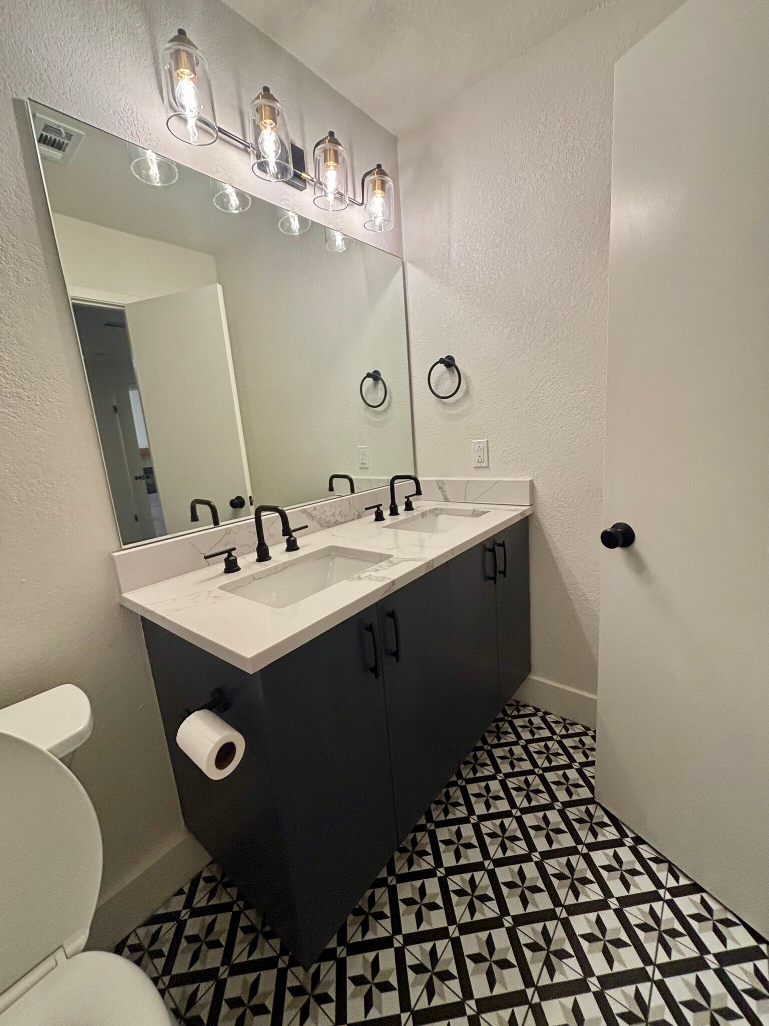 Main Bedroom - Ensuite Bath - 7810 Copperas Dr