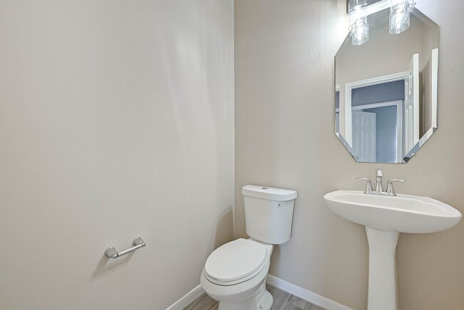 Building Photo - Two-story, 4BD/2.5BR renovated home in Fie...