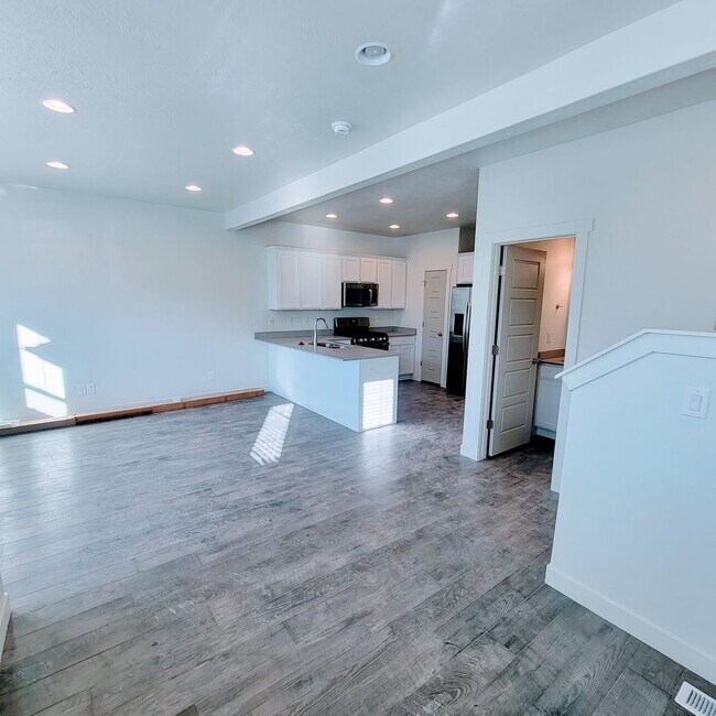 Building Photo - Gorgeous Townhome!!!