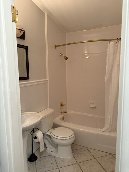 Hallway bath - 1117 Montclair Rd