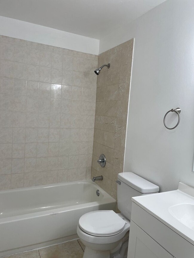 Building Photo - Duplex for lease