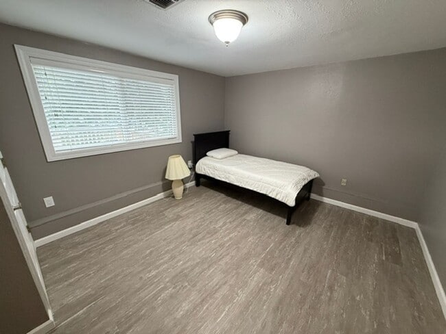 Building Photo - UPDATED 4 BED, 3 BATH KIRKLAND HOUSE FOR RENT AVAILABLE NOW!