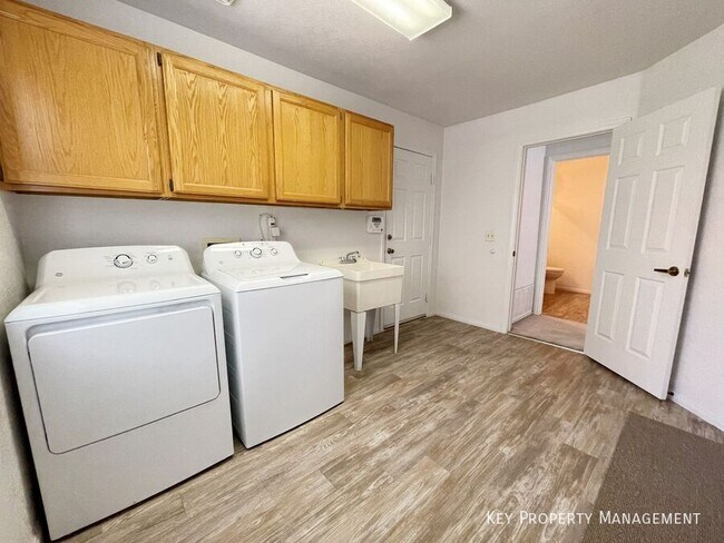 Building Photo - 420 Crater Ct