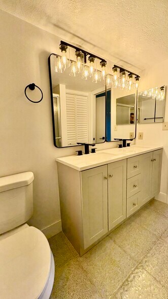 Building Photo - 2717 S Oakland Forest Dr