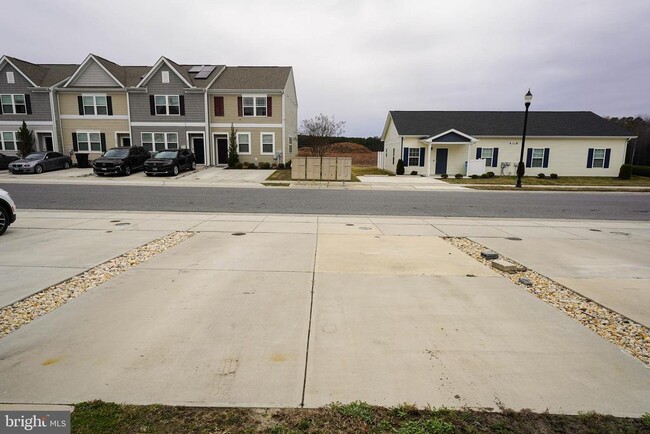 Building Photo - 445 Creekbed Cir