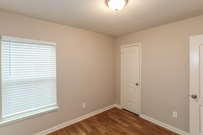 Building Photo - 111 Cottonwood Dr