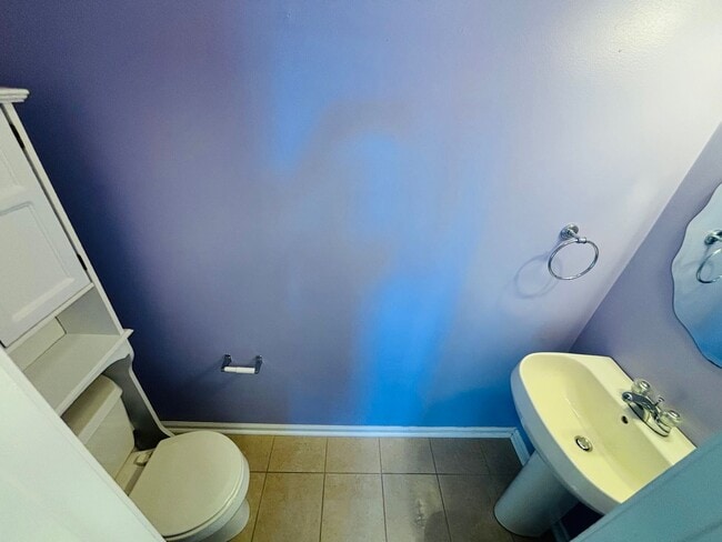 Building Photo - Conveniently located 2 Bedroom, 1.5 Bath Townhouse