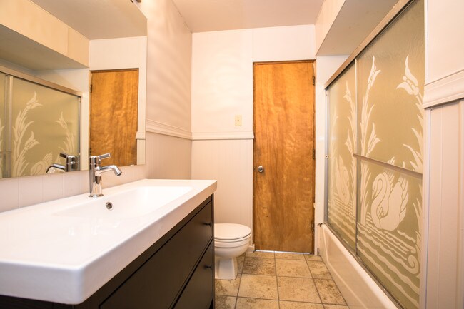 Building Photo - 2712 Sarah St