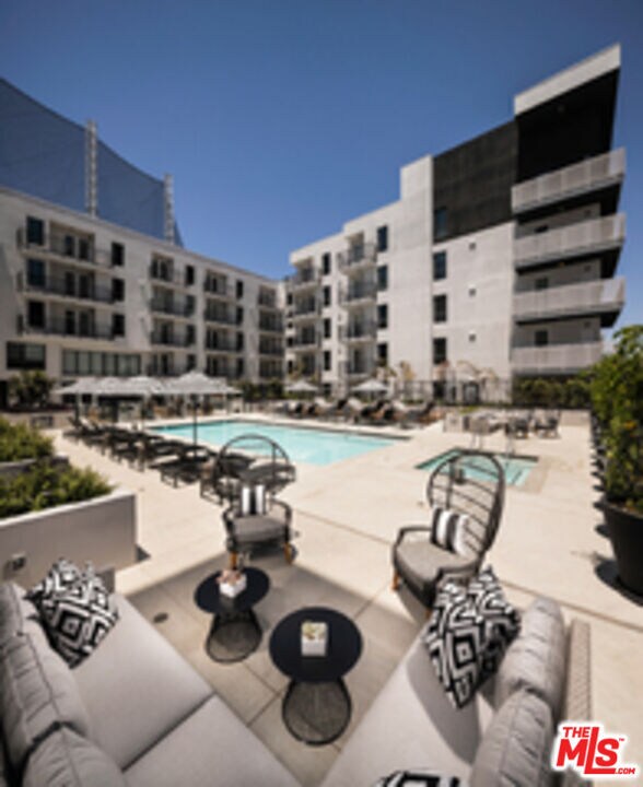 Building Photo - 687 S Hobart Blvd