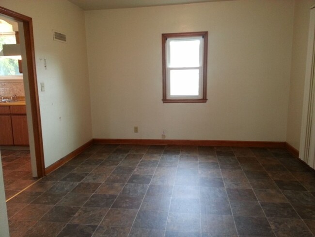 Building Photo - 2 BEDROOM/ 1 1/2 BATH SINGLE FAMILY HOME