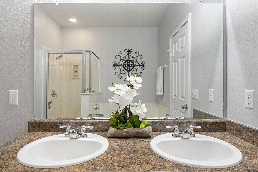 Building Photo - 9520 China Rose Dr