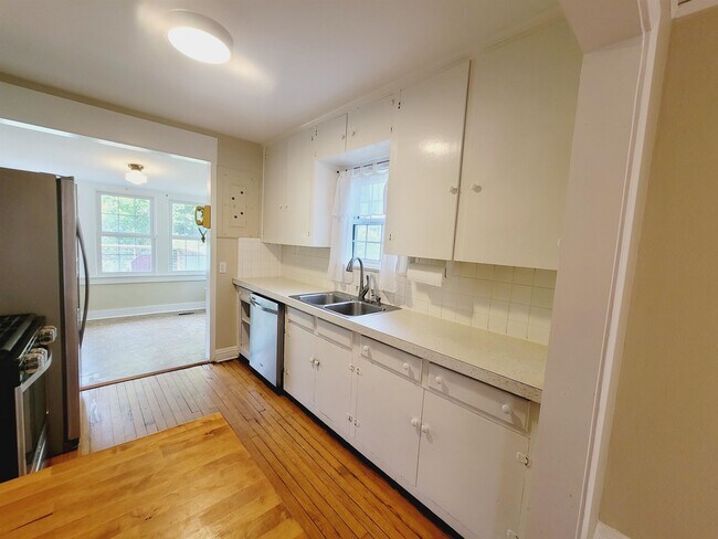Building Photo - 608 Talaflo St