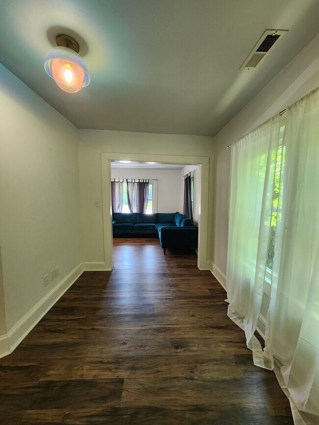 Building Photo - Fairview Bungalow