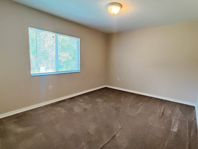 Building Photo - 3 bedroom, 2 bath rental in the Royal High...
