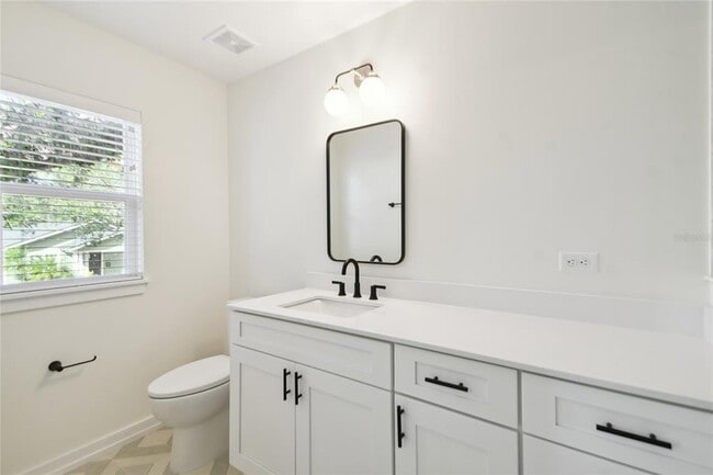 Building Photo - 1602 Park Lake St