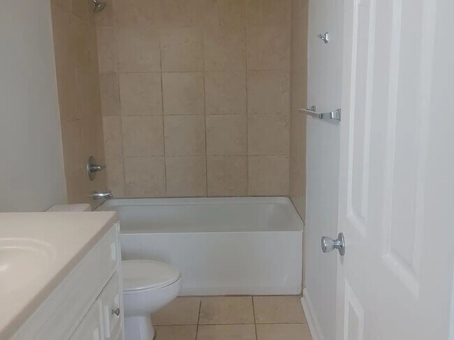 Building Photo - 595 Wedgewood Dr