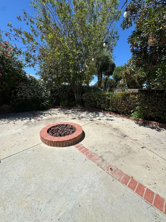 Building Photo - Light-Filled Home with Resort-Style Backyard in Thousand Oaks
