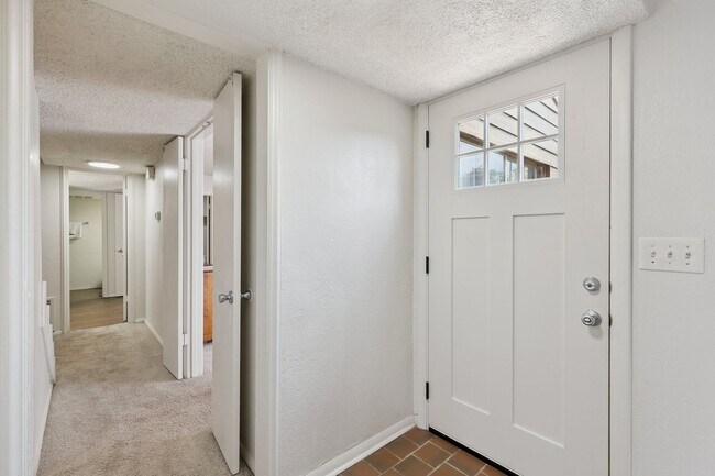 Building Photo - 2400 Sq Ft Condo for Rent Near Shopping