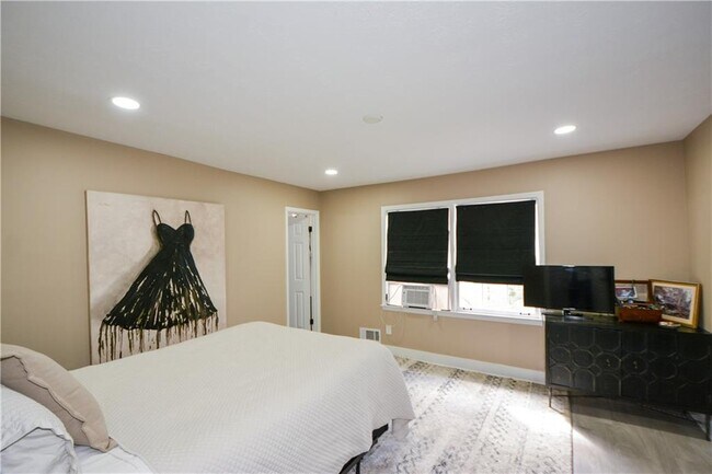 Building Photo - 643 Navarre Dr