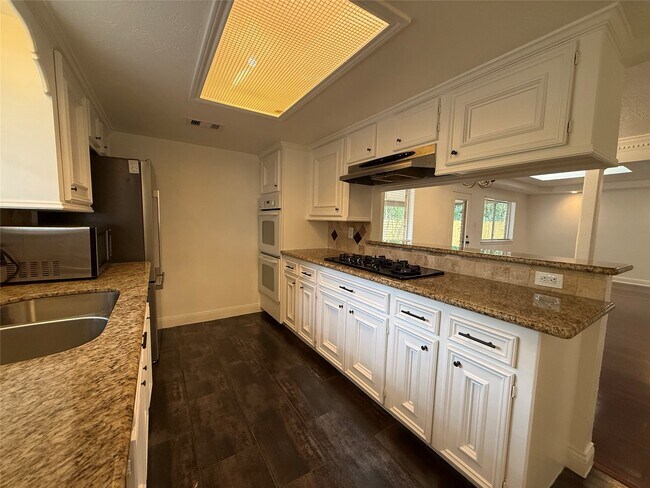 Building Photo - 2075 Little Cedar Dr