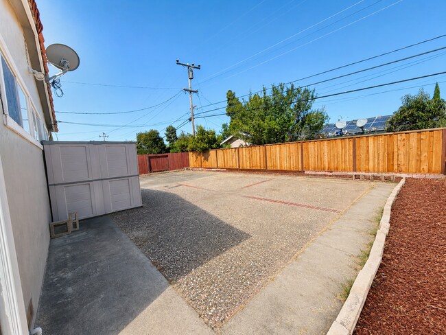 Building Photo - Welcome to this stunning 3 bedroom, 2 bathroom home located in Fremont