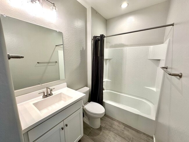 Building Photo - Fantastic 4BR/3BA Richmond American Larimar in Entrada Del Oro! Features white shaker cabinets, q...