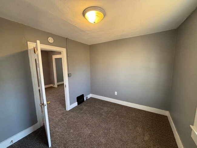 Building Photo - Updated 2-Bedroom Home on the West End of Council Bluffs