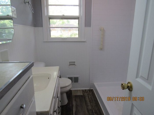 Building Photo - SECTION 8 ACCEPTED - 4550 S Keystone Ave