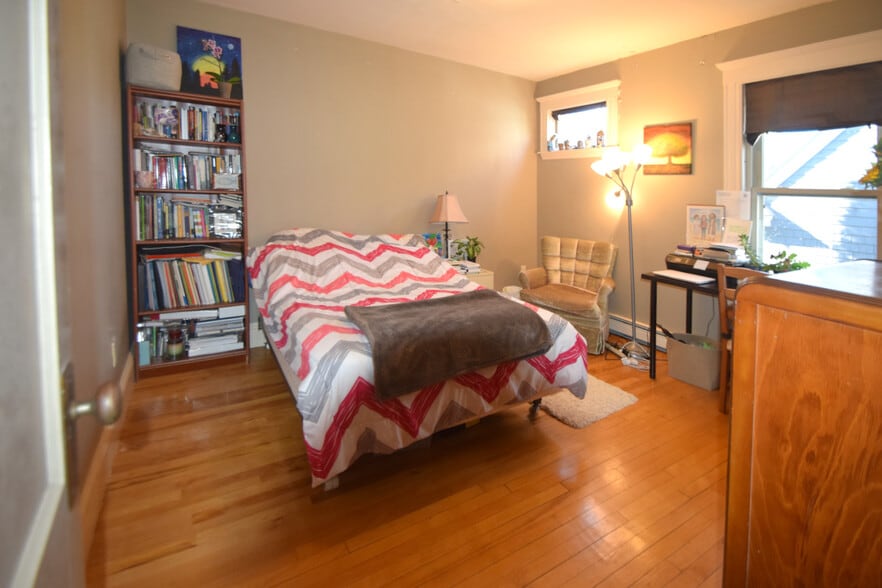 Large Bedroom (3rd) - 51 Russell Rd