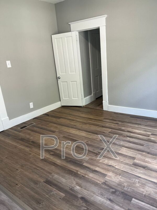 Building Photo - 304 E Park St