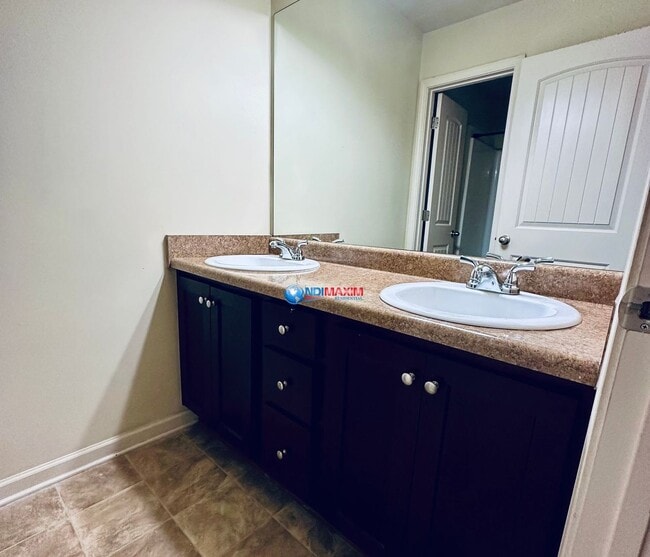 Building Photo - Spacious 4-bedroom house in Lawrenceville