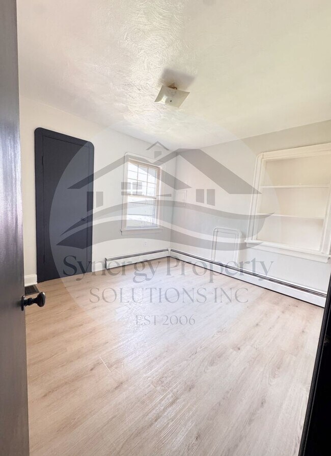 Building Photo - Unity Dr 810-812