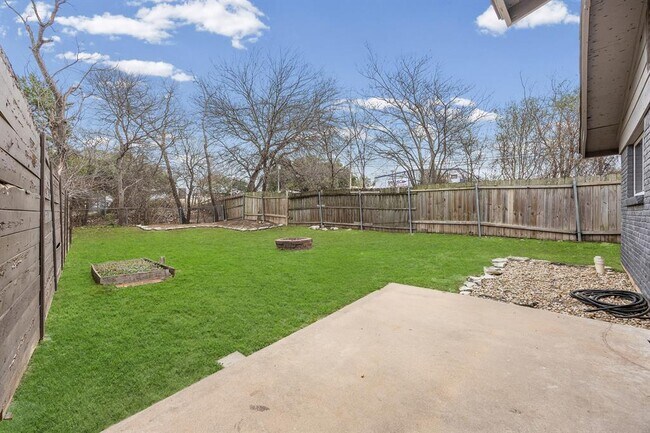 Building Photo - 11301 Oakwood Dr