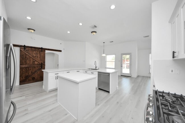 Building Photo - 10850 White Oak Point Ct